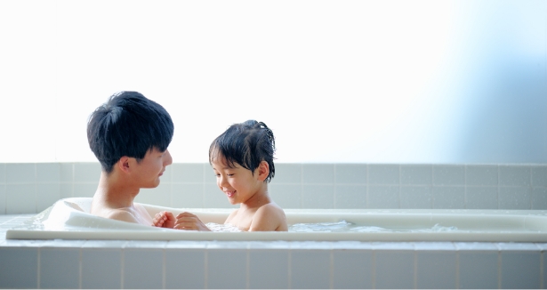 家族でお風呂に入る様子