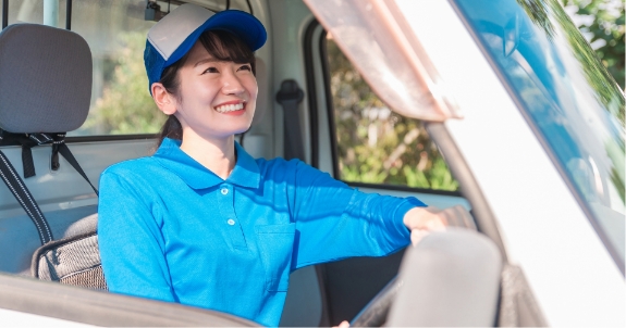 車でお客様の元に向かう様子