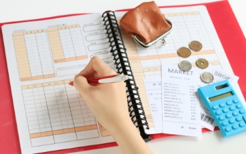 家計簿をつける様子