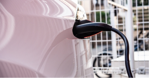 自家用車を充電する様子